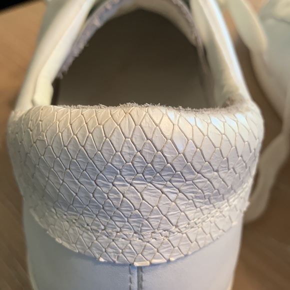 Banana Republic Women’s Leather Sneakers, ver good condition Sz 9.5M light wear - Picture 9 of 9